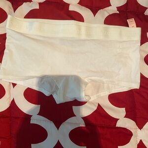NWT women’s Victoria’s Secret panties/underwear white boyshorts in size Small